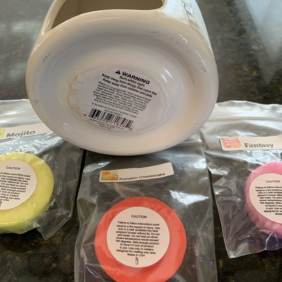 💰3 for $15💰 White ceramic tart melter w/ 3 tarts - Picture 6 of 7